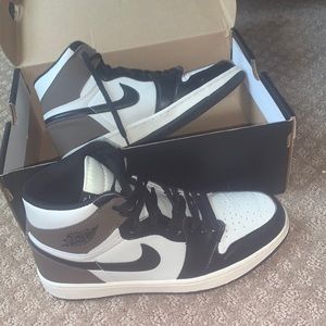 These are dark mochas Jordan 1s that I bought from Stockx.